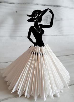 Підставка для серветок "дівчина в капелюсі" з дерева в пишній сукні з серветок 24х12 см6 фото