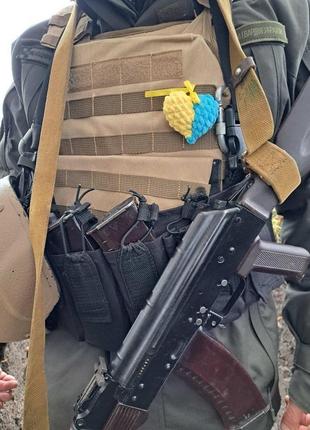 Жовто-блакитне серце брелок оберіг