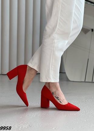 Туфлі матеріал еко замша колір red зверху на застібці закрита п'ята висота каблука 7,5 см
 червоний колір