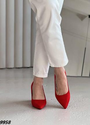 Туфлі матеріал еко замша колір red зверху на застібці закрита п'ята висота каблука 7,5 см
 червоний колір7 фото