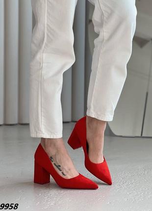Туфлі матеріал еко замша колір red зверху на застібці закрита п'ята висота каблука 7,5 см
 червоний колір5 фото