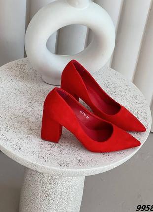Туфлі матеріал еко замша колір red зверху на застібці закрита п'ята висота каблука 7,5 см
 червоний колір4 фото