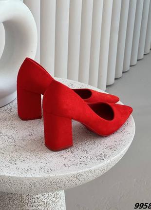 Туфлі матеріал еко замша колір red зверху на застібці закрита п'ята висота каблука 7,5 см
 червоний колір9 фото