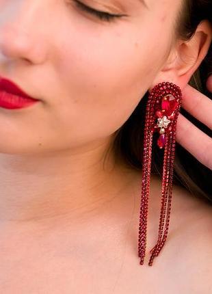 Яскраві довгі сережки червоного кольору, сережки swarovski