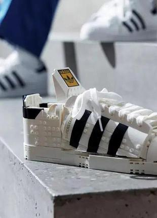 Конструктор lego блоковый expert культовые кроссовки  adidas originals superstarиз кубиков lego