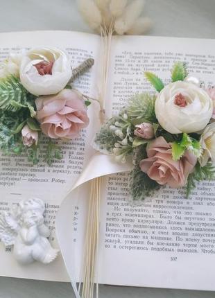 Бутоньерки ванильно-пудровые с суккулентами бутоньерка на руку бутоньерка для жениха