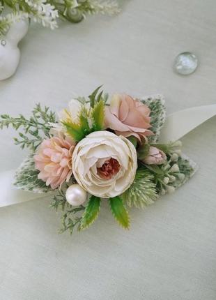 Бутоньерки ванильно-пудровые с суккулентами бутоньерка на руку бутоньерка для жениха