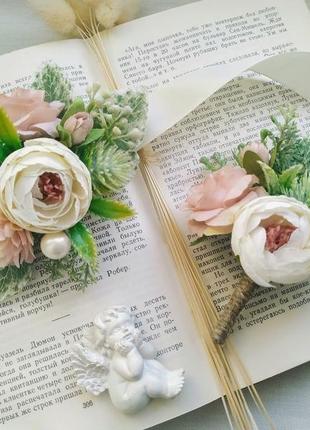 Бутоньерки ванильно-пудровые с суккулентами бутоньерка на руку бутоньерка для жениха