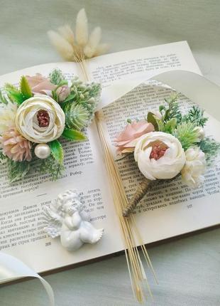 Бутоньерки ванильно-пудровые с суккулентами бутоньерка на руку бутоньерка для жениха