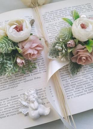 Бутоньерки ванильно-пудровые с суккулентами бутоньерка на руку бутоньерка для жениха