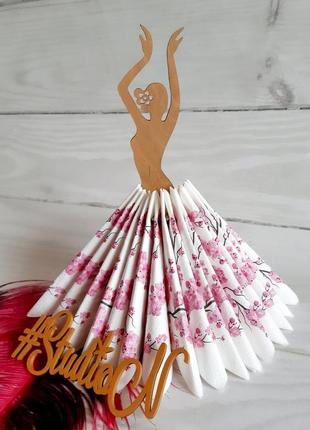 Підставка для серветок красуня "танцівниця" з дерева в пишній сукні з серветок 26х12,5 див.4 фото