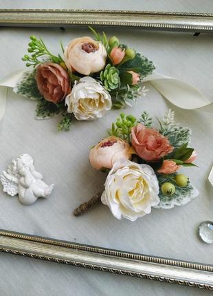 Бутоньерки персиково-коралловые бутоньерка на руку бутоньерка для жениха