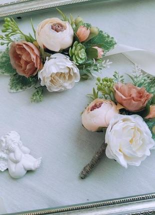 Бутоньерки персиково-коралловые бутоньерка на руку бутоньерка для жениха