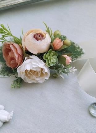Бутоньерки персиково-коралловые бутоньерка на руку бутоньерка для жениха