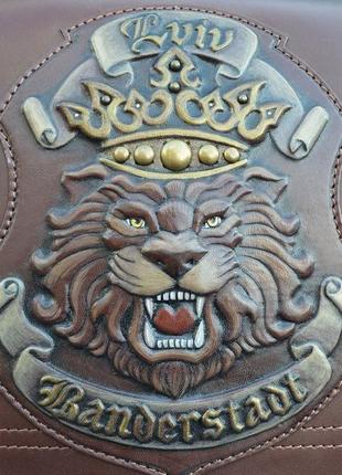 Коричневая кожаная сумка "король лев" на ремне для мужчин3 фото