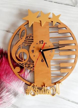 Годинники дерев'яні "скрипковий ключ" з декором зірки 35х35 см3 фото