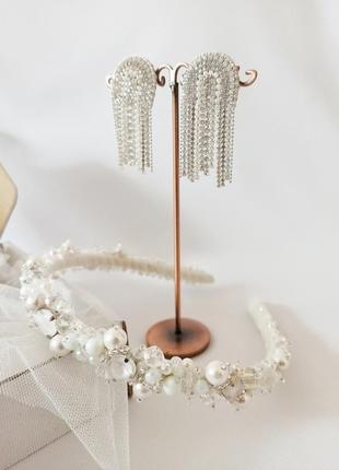 Набор свадебных украшений обруч и стразовые серьги ksenija vitali, белого перламутрового цвета4 фото