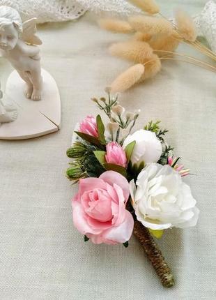 Бутоньєрки з трояндами біло-рожеві бутоньєрка нареченого бутоньєрка на руку8 фото