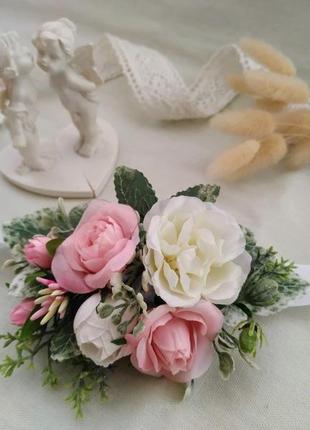 Бутоньєрки з трояндами біло-рожеві бутоньєрка нареченого бутоньєрка на руку5 фото