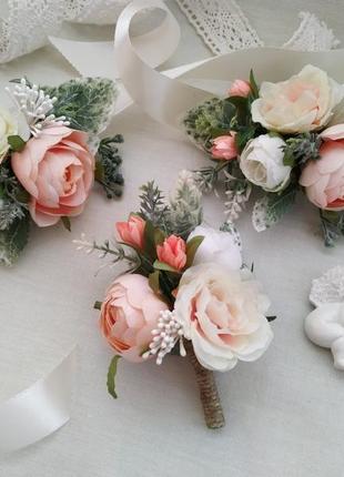 Бутоньєрки коралово-білі бутоньєрка для нареченого бутоньєрка на руку
