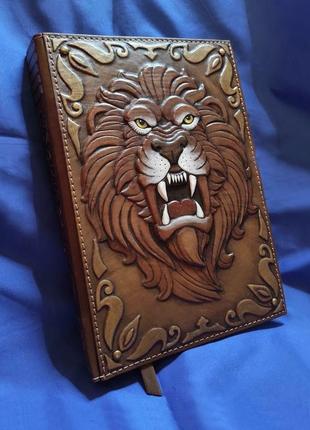 Именной коричневый кожаный блокнот "неукротимый лев"