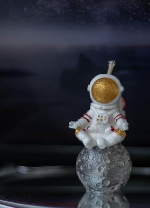 Ароматические свечи "медитируюший космонавт"2 фото