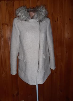 Бежевое пальто-косуха на молнии с капюшоном и накладными карманами4 фото