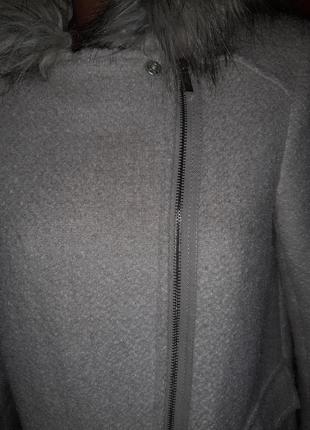 Бежевое пальто-косуха на молнии с капюшоном и накладными карманами3 фото