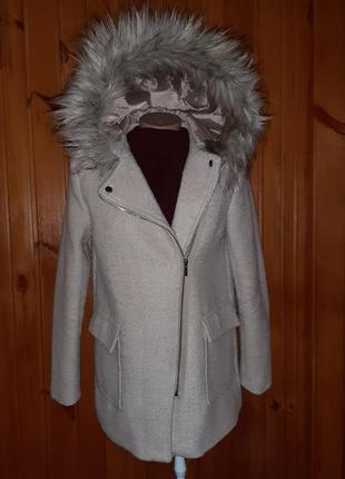 Бежевое пальто-косуха на молнии с капюшоном и накладными карманами