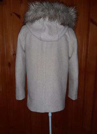 Бежевое пальто-косуха на молнии с капюшоном и накладными карманами9 фото