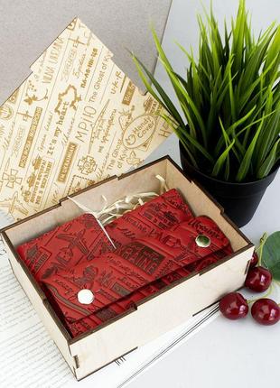 Подарунковий жіночий набір №63 "ukraine" (червоний) у коробці: обкладинки + ключниця2 фото
