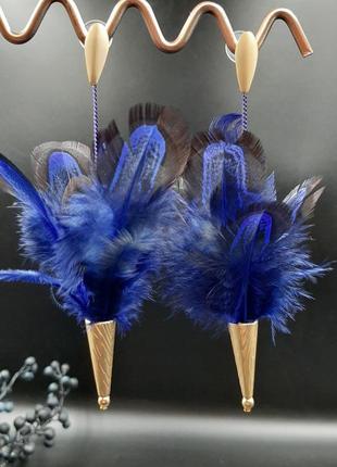 Синие серьги из перьев