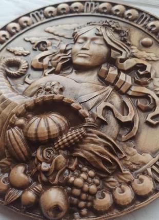 Барельєф: знак зодіаку діва (1021910)