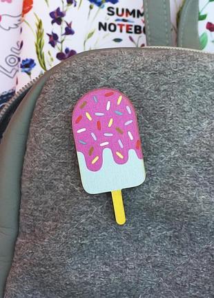 Деревянный значок "эскимо"