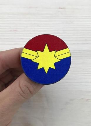 Деревянный значок капитан марвел, значки из дерева