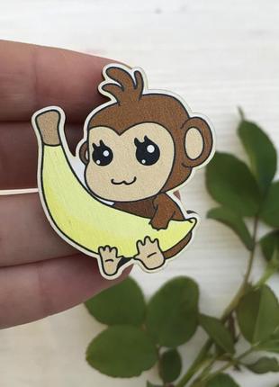 Деревянный значок обезьянка с бананом, значки4 фото