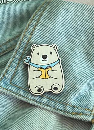 Деревянный значок мишка с книжкой