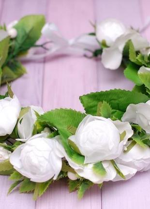 Вінок вінок з квітами та зеленню білий1 фото