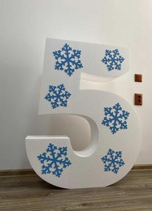 Об'ємна декоративна цифра 5 стилізована до нового року зі сніжинками з пінопласту3 фото