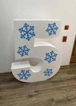 Об'ємна декоративна цифра 5 стилізована до нового року зі сніжинками з пінопласту4 фото