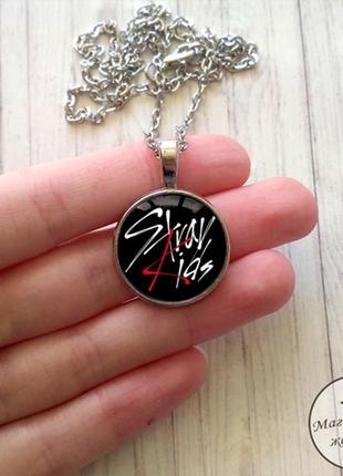 Кулон stray kids
