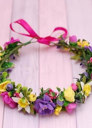 Яскравий весняний вінок з квітами та зеленню3 фото