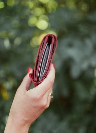 Червоний шкіряний гаманець з тисненням крокодила3 фото