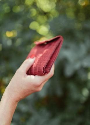 Червоний шкіряний гаманець з тисненням крокодила4 фото