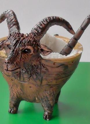 Солонка в виде козы глазурованная с ложкой для специй сувенир для кухни