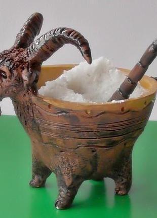 Солонка в виде козы глазурованная с ложкой для специй сувенир для кухни3 фото