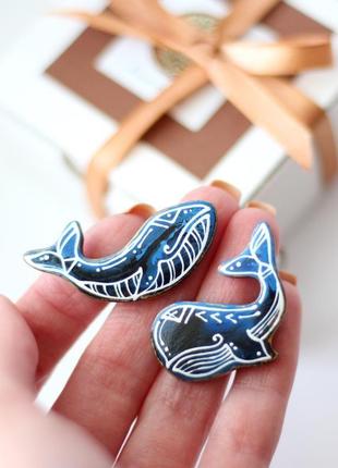 Брошка синій кит. ручний розпис по дереву. морські тварини