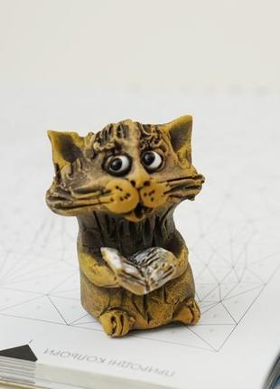 Фігурка у вигляді кота з книгою