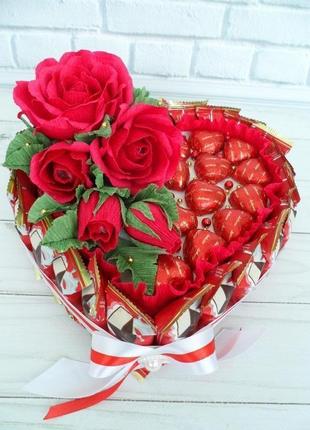 Конфетная композиция в форме сердца "страсть"