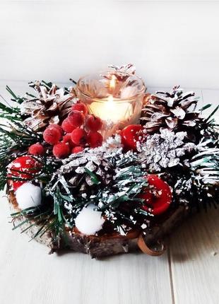 Новогодний подсвечник на спиле дерева с хвоей и шишками. рождественский декор4 фото